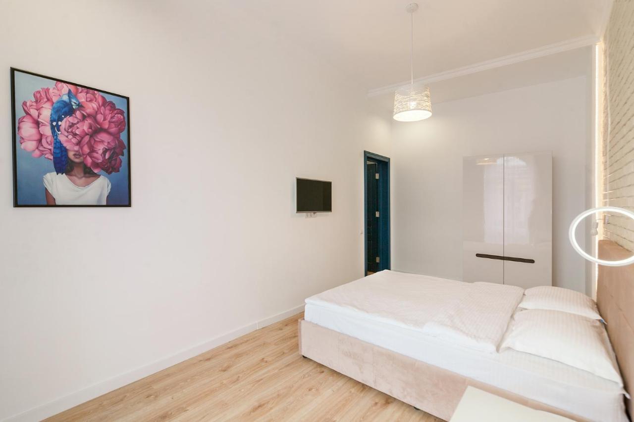 Leogrand Three Bedrooms Vip Apartments On Kniazia Romana 12 Львов Экстерьер фото