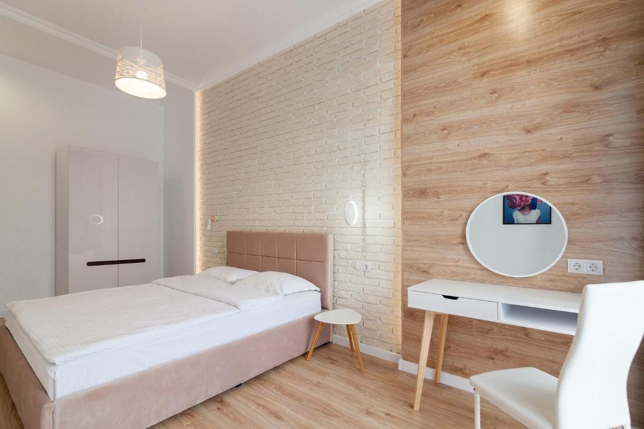Leogrand Three Bedrooms Vip Apartments On Kniazia Romana 12 Львов Экстерьер фото