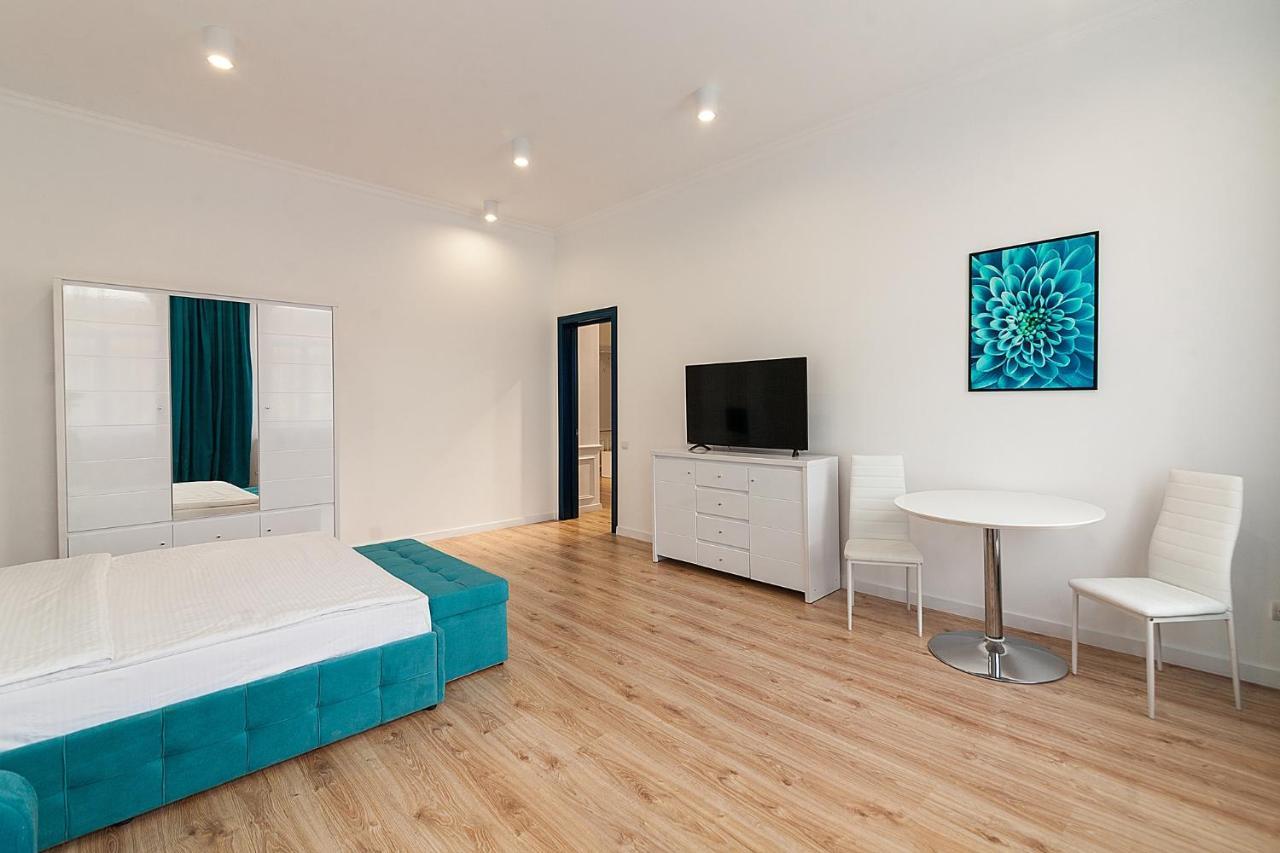 Leogrand Three Bedrooms Vip Apartments On Kniazia Romana 12 Львов Экстерьер фото