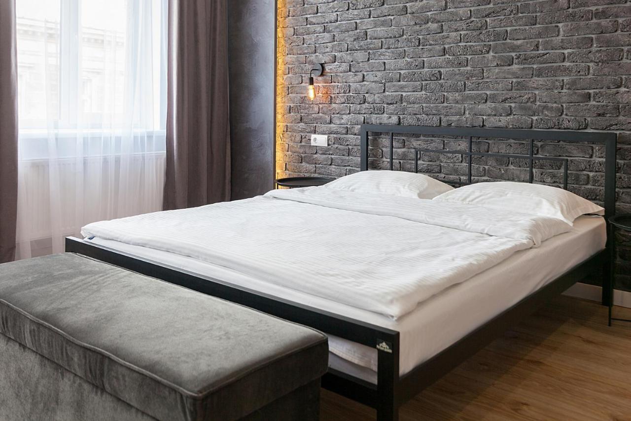Leogrand Three Bedrooms Vip Apartments On Kniazia Romana 12 Львов Экстерьер фото