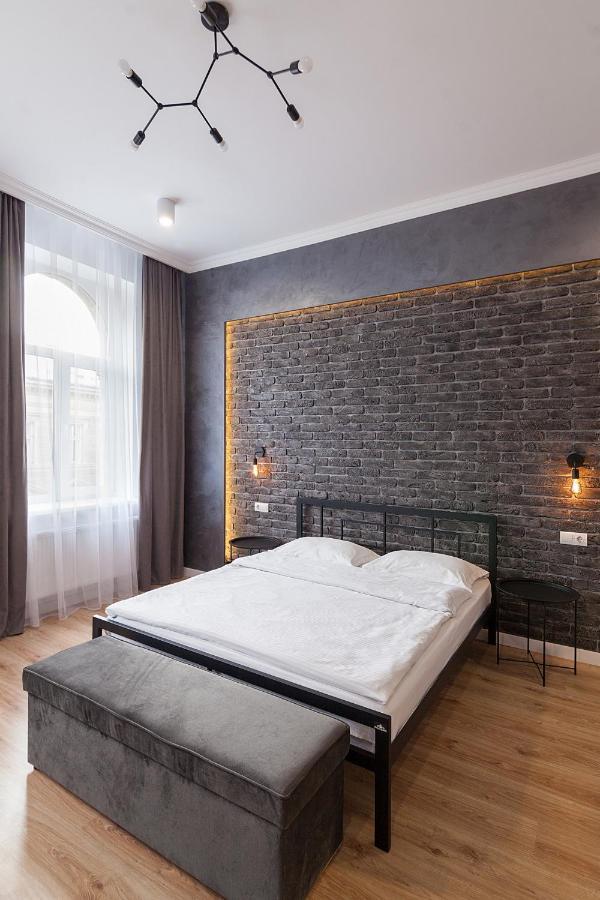 Leogrand Three Bedrooms Vip Apartments On Kniazia Romana 12 Львов Экстерьер фото